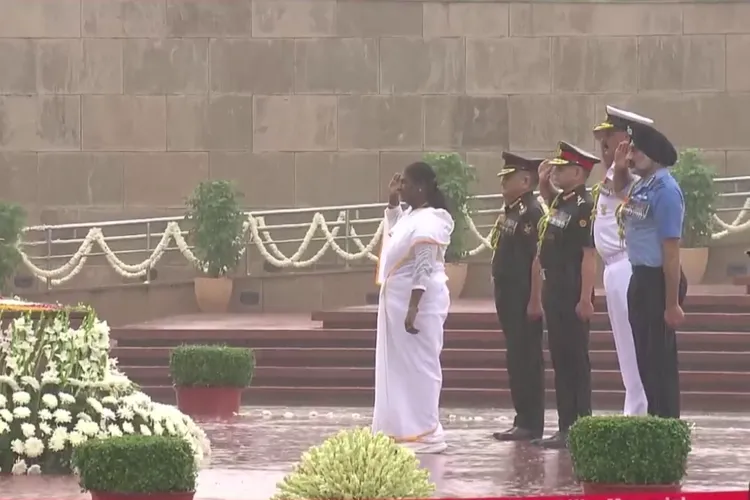 President Droupadi Murmu pays tributes to bravehearts at National War Memorial 