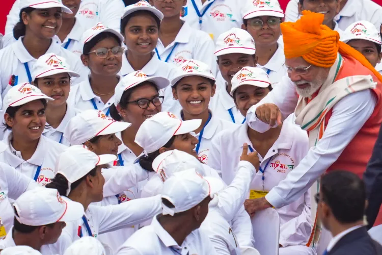 Prime Minister Narendra Modi interacting with students at Red Fort