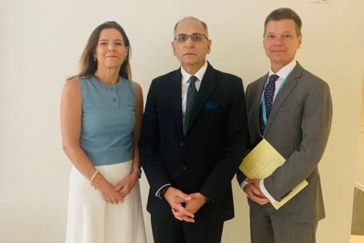 Ambassador of India to the US, Vinay Mohan Kwatra with US media persons in washington DC (File)