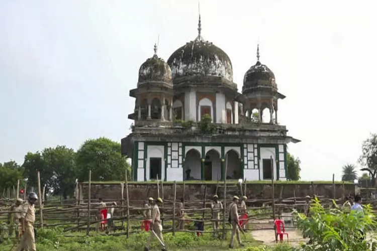 Police guarding the Fatehpur Mausoleum