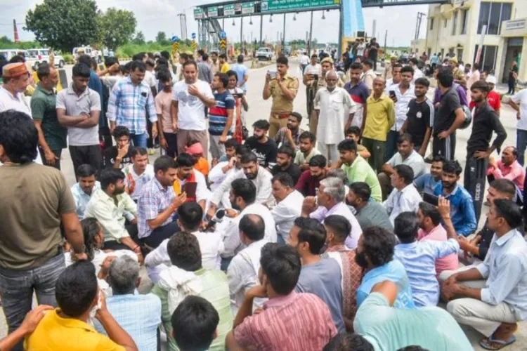 Local villagers who vandalised the toll plaza on hearing the incident about beating of an army soldier by staff