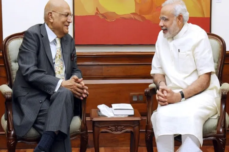 PM Modi with Philanthropist Swaraj Paul (file)