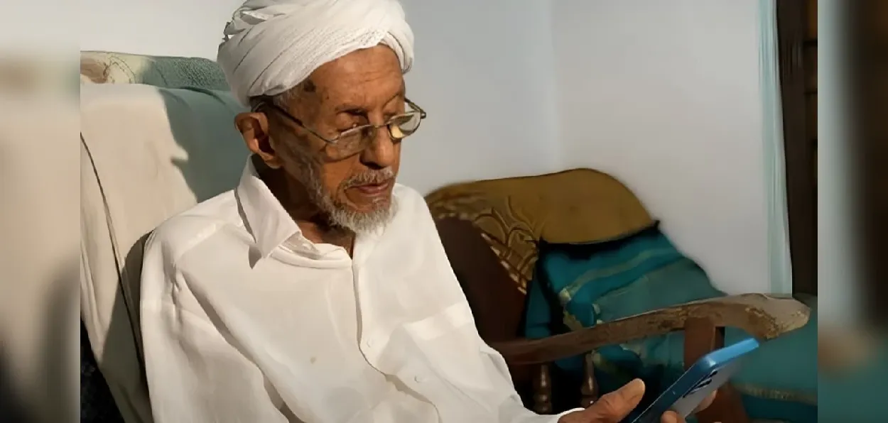 MA Abdullah Maulavi at his smartphone