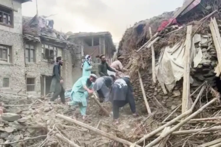 Villagers tryng to rescue people in quake-hit village of Afghanistan (Courtesy:TOLO)