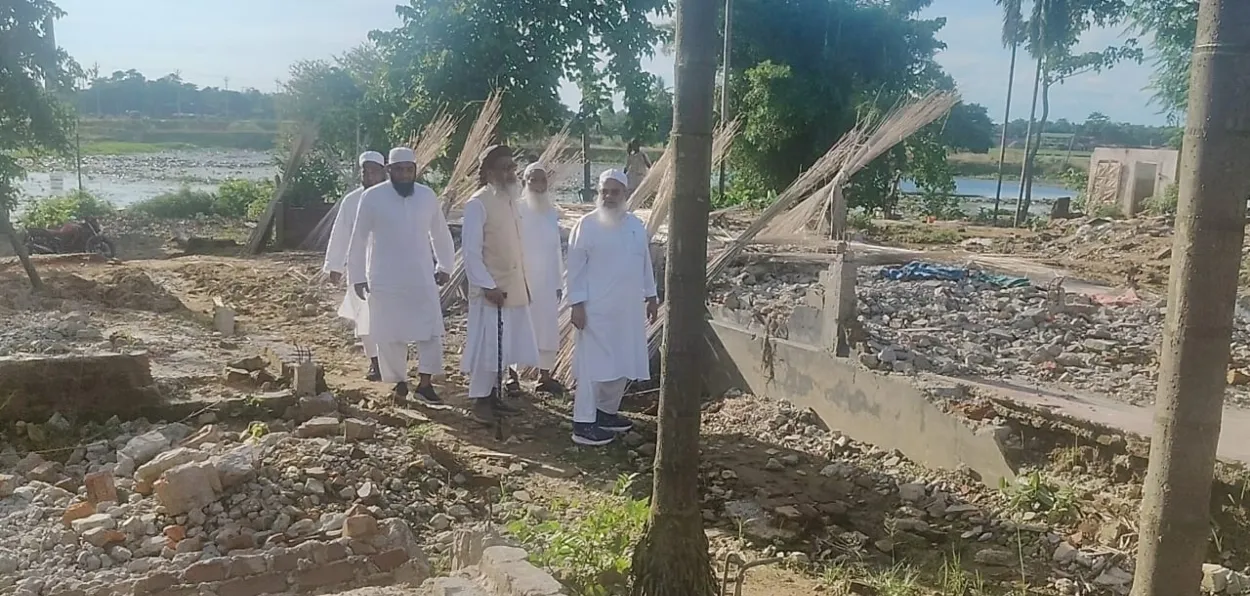 Jamiat-e-Ulama-e-Hind leaders amidst demolished houses