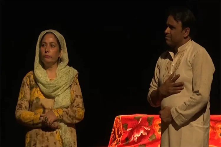 A scene from the play Mouj