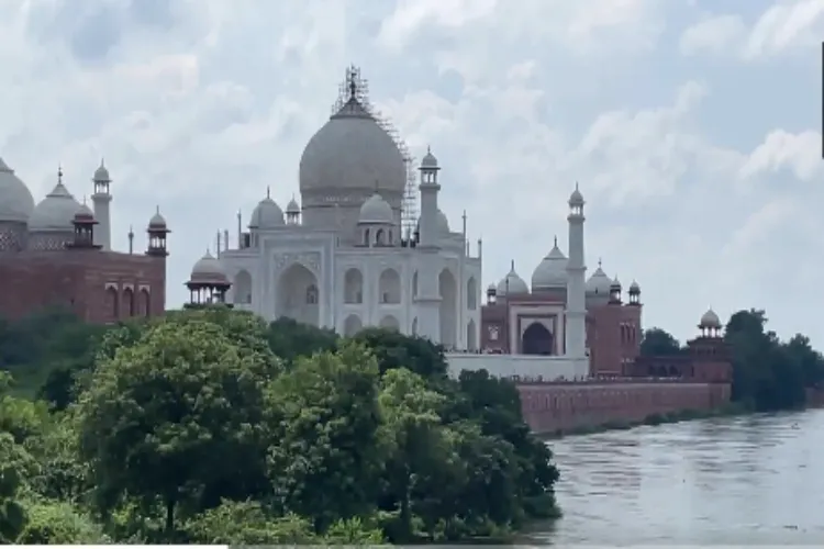 Yamna flowing close to Taj Mahal