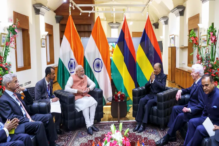 Prime Minister Narendra Modi with Mauritius Prime Minister Navin Ramgoolam during a community programme