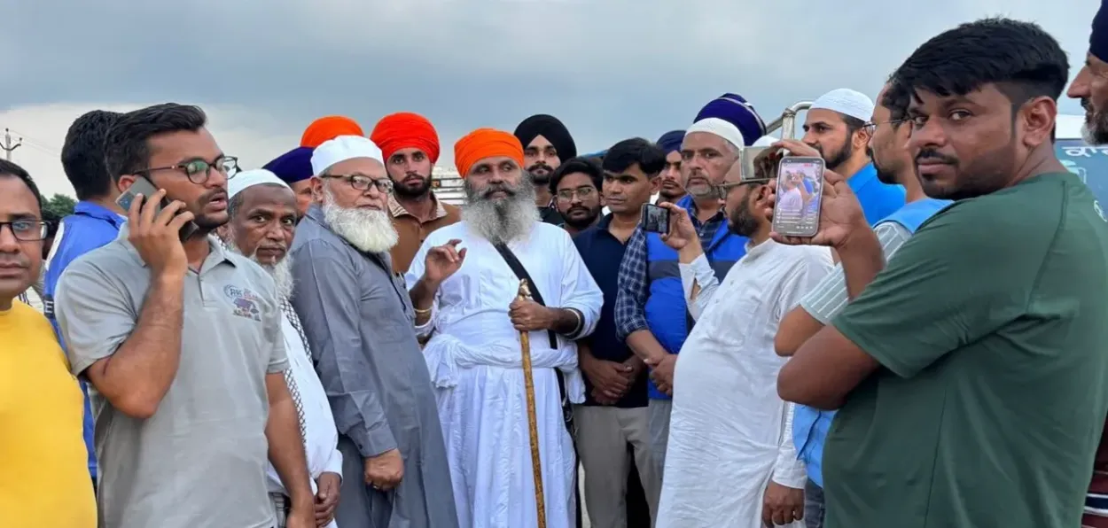 Maulana Shafi Madani, National Secretary of Jamaat-e-Islami Hind with locals in Punjab
