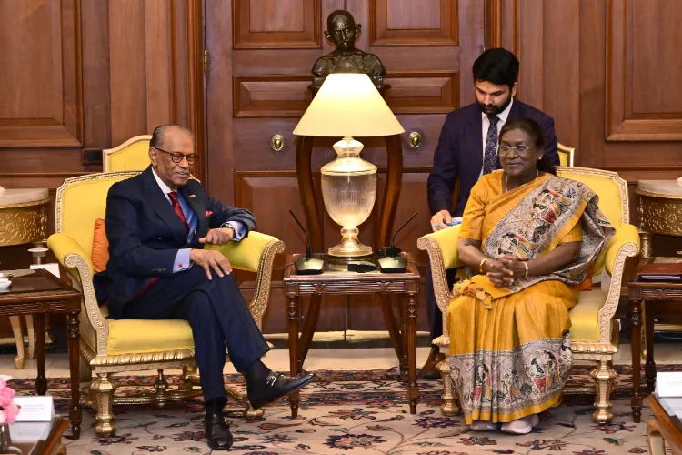 President Droupadi Murmu with the Prime Minister of Mauritius, Navinchandra Ramgoolam, at Rashtrapati Bhavan