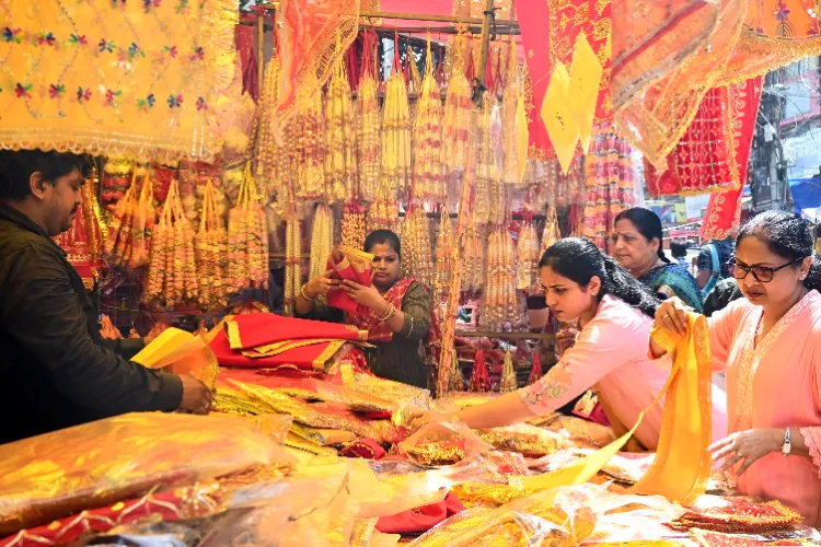 People throng market of Patna on eve of Navratri