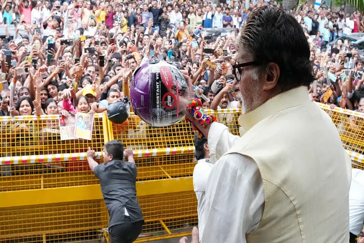 Amitabh Bachchan gives away free helmets to fans