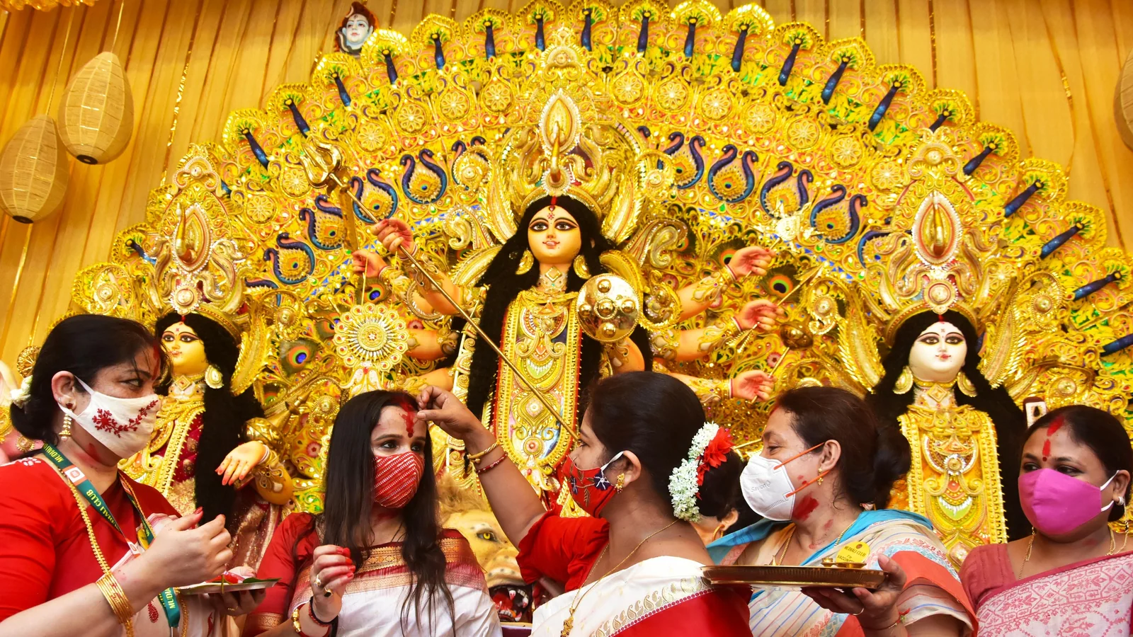 https://www.awazthevoice.in/upload/news/1758538523durga_puja_day_1.webp