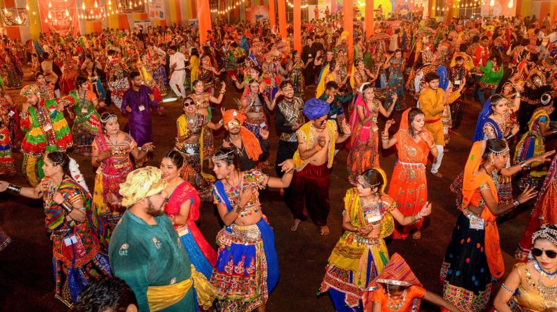 https://www.awazthevoice.in/upload/news/1758538565Garba.jpeg