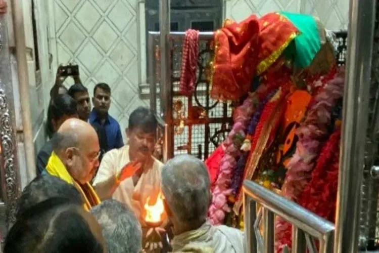 Home Minister Amit Shah offering prayers at Kalighat temple, Kolkata