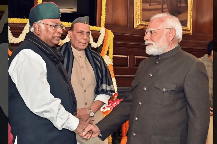 Prime Minister Narendra Modi with Congress President Mallikarjun Kharge (File)