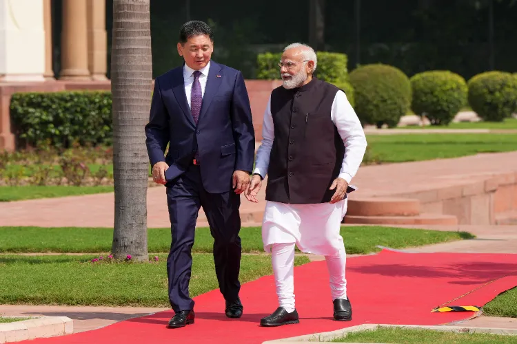 Prime Minister Narendra Modi with Mongolian President Khurelsukh Ukhnaa at Hyderabad House