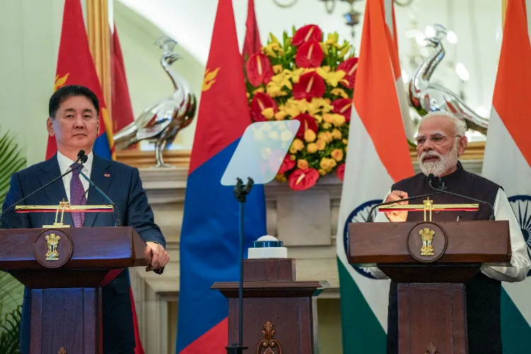 Prime Minister Narendra Modi with Mongolian President Khurelsukh Ukhnaa during a joint press statement at Hyderabad House