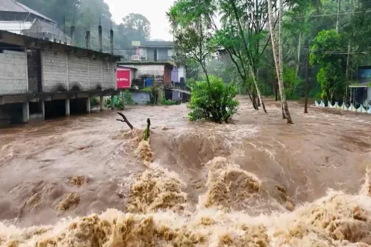 Water flowing on roads in Kerala