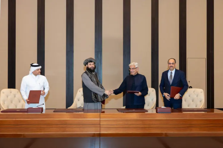 Pakistan Foreign minister Khawaja Mohammad Asif and Afghan defence minister Muhammad Yaqoob Mujahid Tumz signing a ceasefire deal