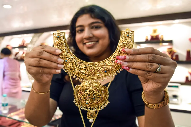 A woman seeing a gold necklace in Delhi shop