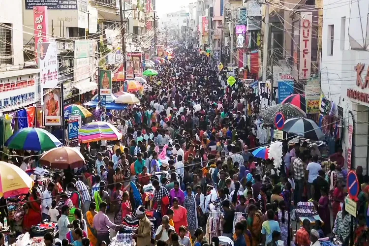 A visual of heavy rush at Vilakku Thoon ahead of Diwali celebrations, in Madurai