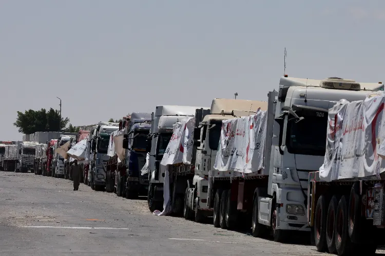 Stationary trucks at the Raffa crossing