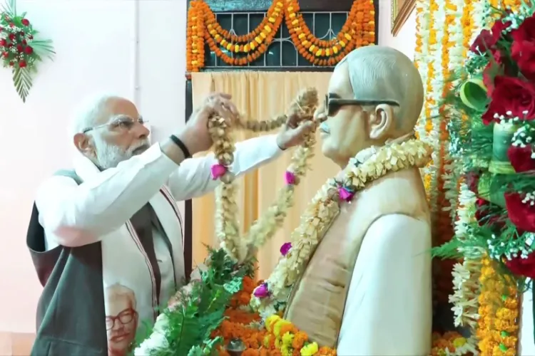 Prime Minister narendra Modi garlanding the statue of Karpoori Thakur in Samastipur, Bihar