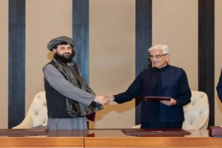 Pakistan Foreign minister Khawaja Mohammad Asif and Afghan defence minister Muhammad Yaqoob Mujahid Tumz (File)