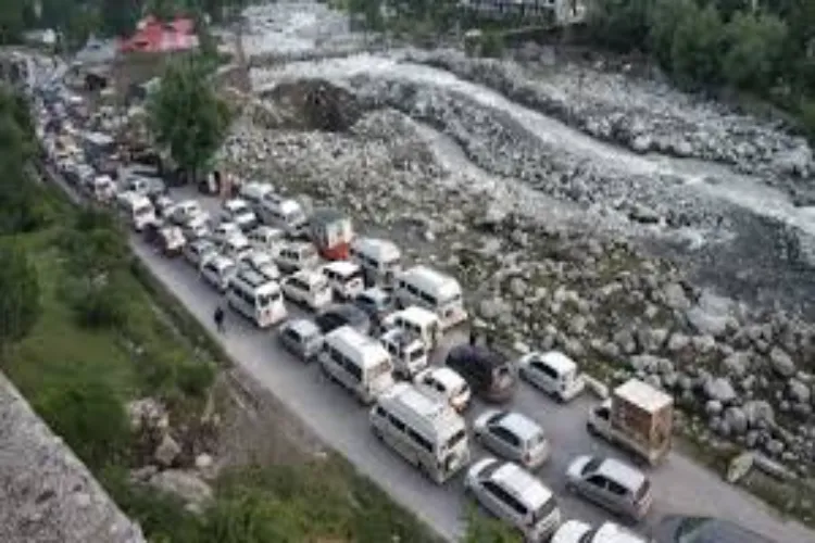 Heavy traffic moving towards Uttarakhand during summers