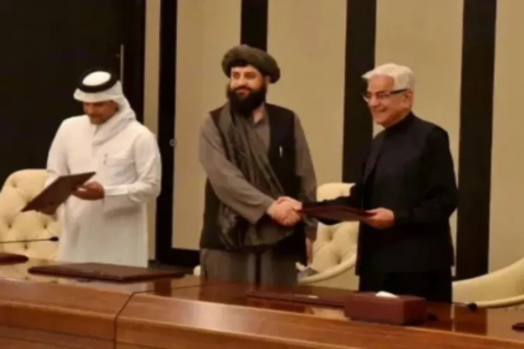 Afghanistan's Defence Minister Muhammad Yaqoob Mujahid Tumzi and Pakistan's  Defence Minister Khawaja Muhammad Asif