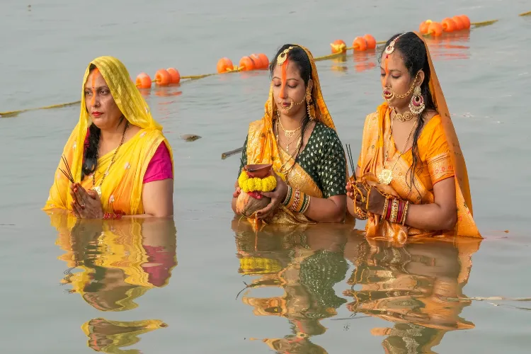 Devotees offering prayers in Ganga to Sun on Chhath Pooja in Patna