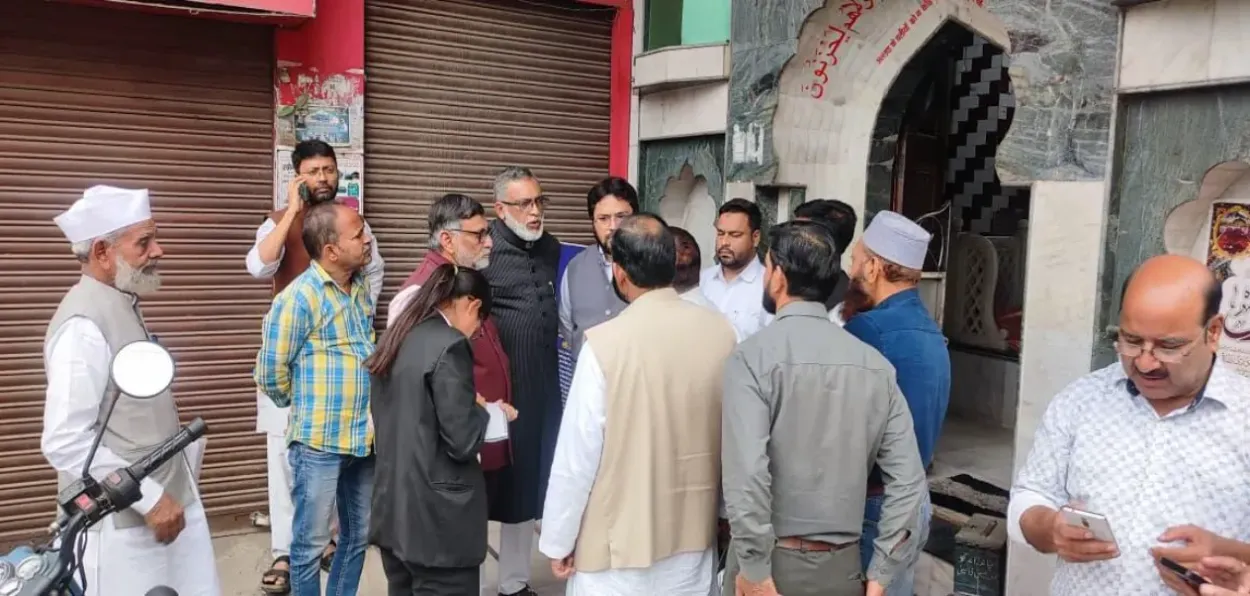 Leaders of Jamaat-e-Islami Hind speaking with locals in Bareilley