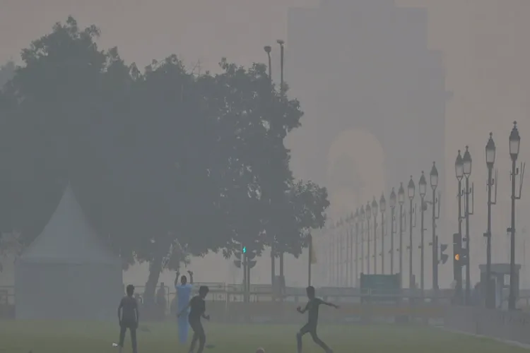 Morning haze in Central Delhi