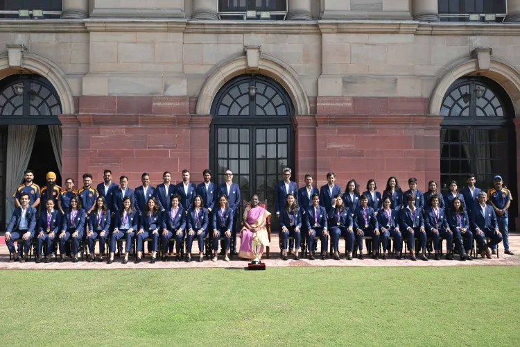 President Murmu with National women's cricket team members at Rashtrapati Bhavan
