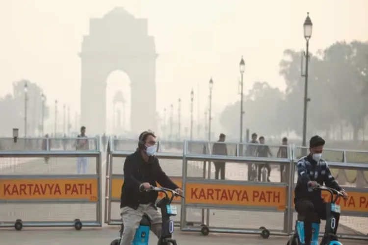 Haze caused by severe air pollution in Central Delhi