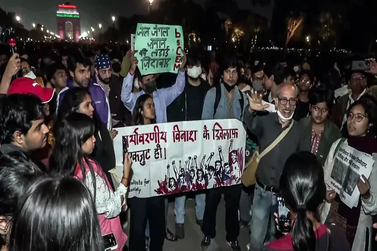 People protesting against air pollution at India Gate in New Delhi