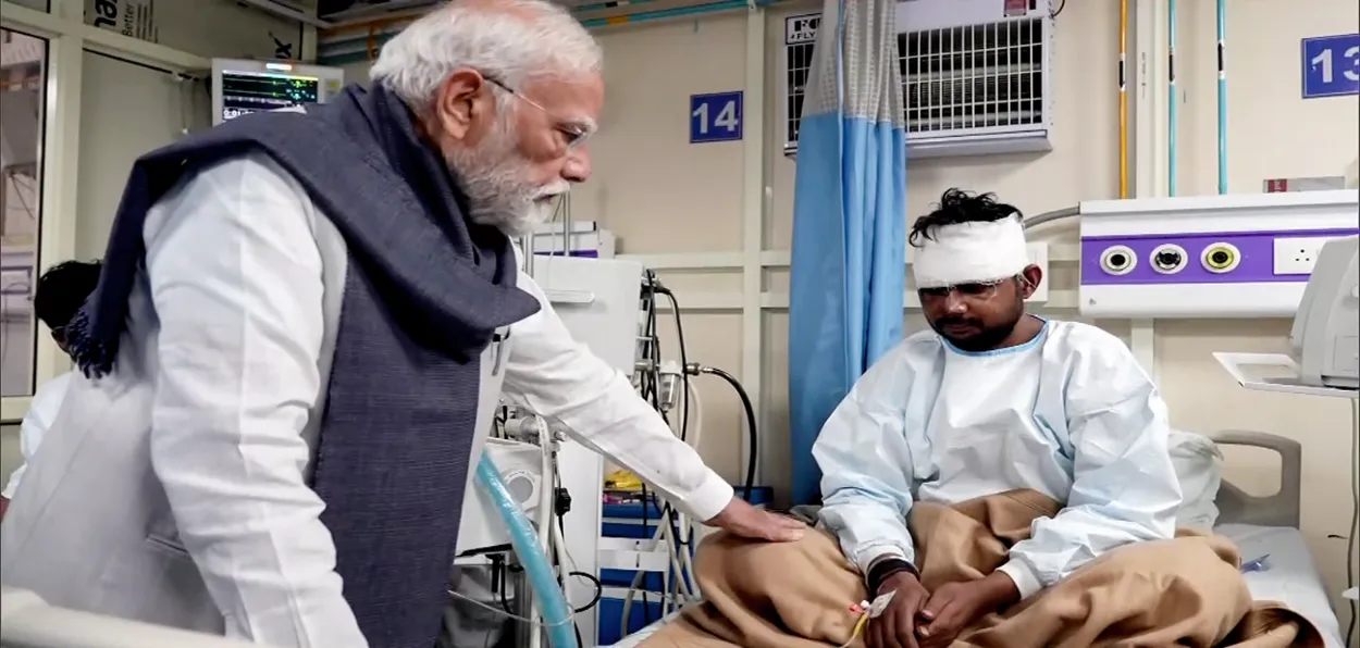 Prime Minister Narendra Modi meeting the persons injured in the Delhi car blast in the LNJP hospital