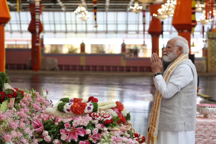 Prime Minister Narendra Modi pays tribute to Sri Sathya Sai Baba at Puttapati