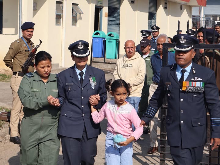 Wing Commander Afshan  and her daughter paying tributes to Wg Cdr Namansh Syal