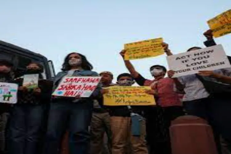 Protest against air pollution in Delhi at India gate