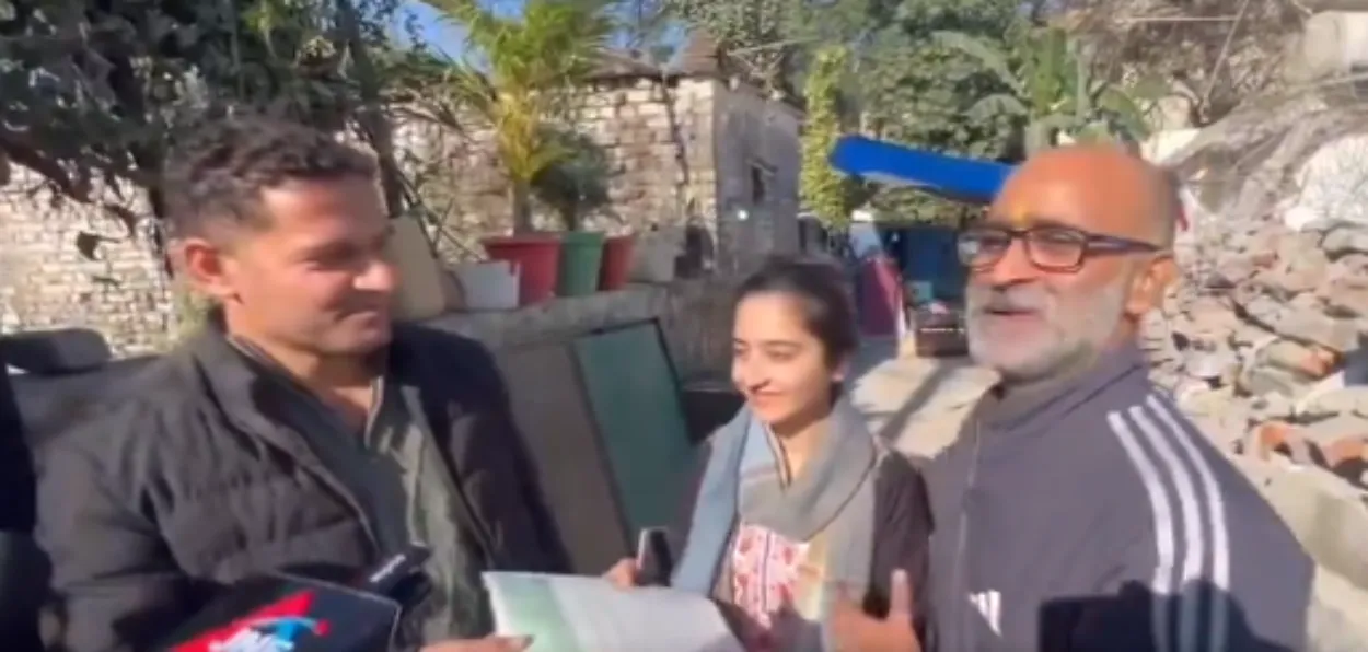 Arfaz, Kuldeep Kumar (Right) and his daughter giving the papers of the land to the journalist (A video grab)
