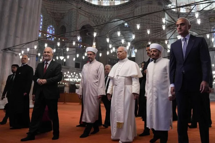 Pope Leo XIV visited Istanbul’s historic Blue Mosque