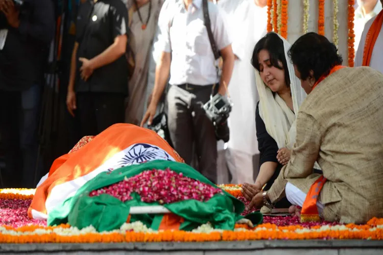 Bansuri Swaraj performs last rites for father
