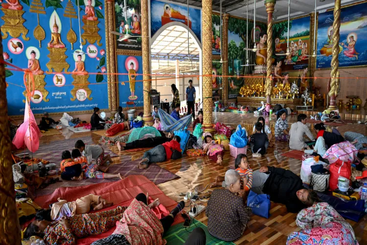 Cambodian civilians seek shelter  