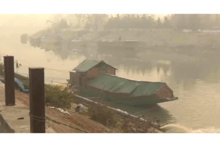 J-K: Cold wave continues in Kashmir Valley, temperature dips below zero