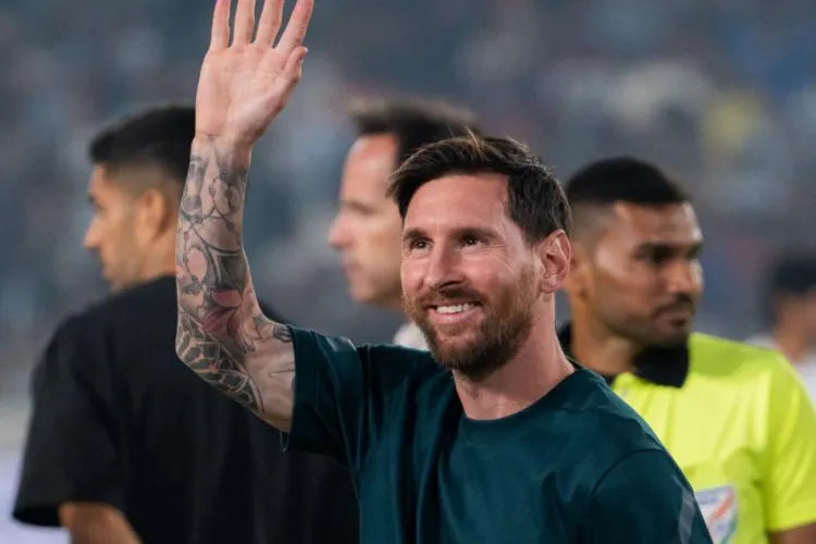Lionel Messi waiving at crowd in Hyderabad