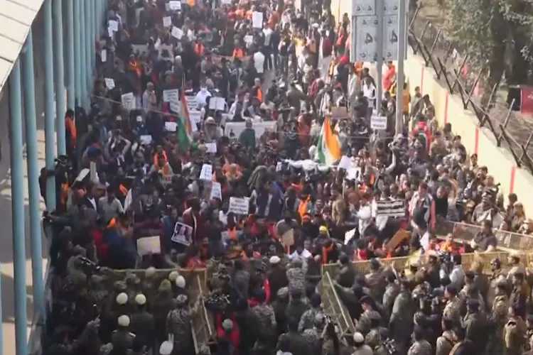 VHP protestors clashed with police and broke barricades outside the Bangladesh High Commission in Delhi,