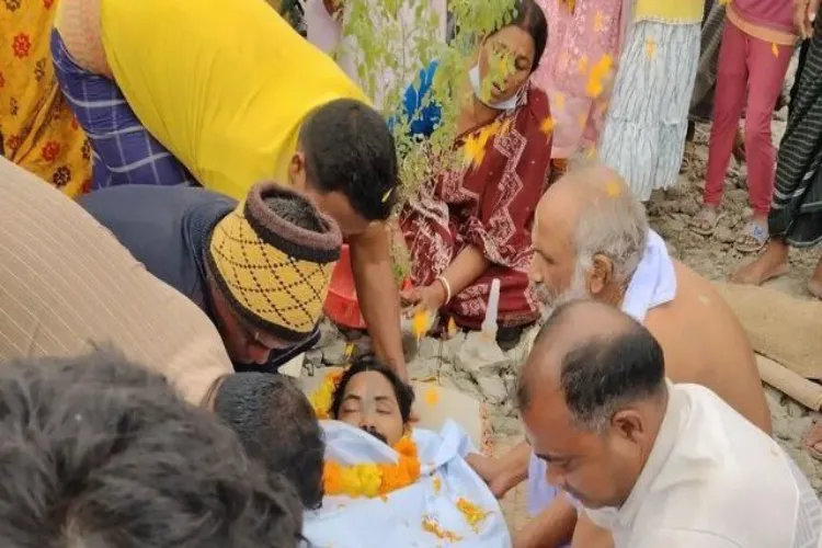Family of Amrit Mondal with his body