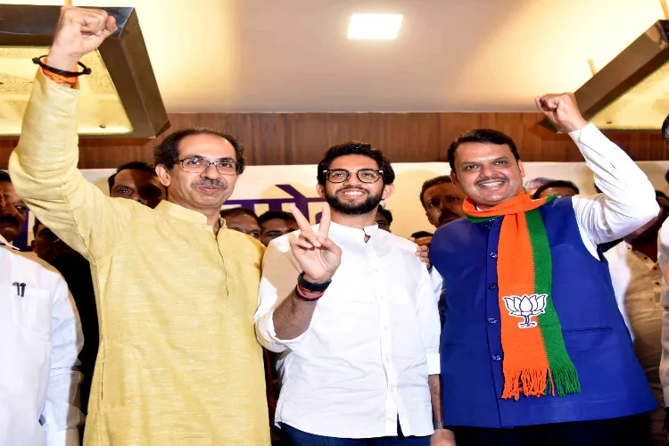 Maharashtra Chief Minister Devendra Fadnavis (R) with Shiv Sena Chief Uddhav Thackeray (L) and Yuva Sena Chief Aaditya Thackeray